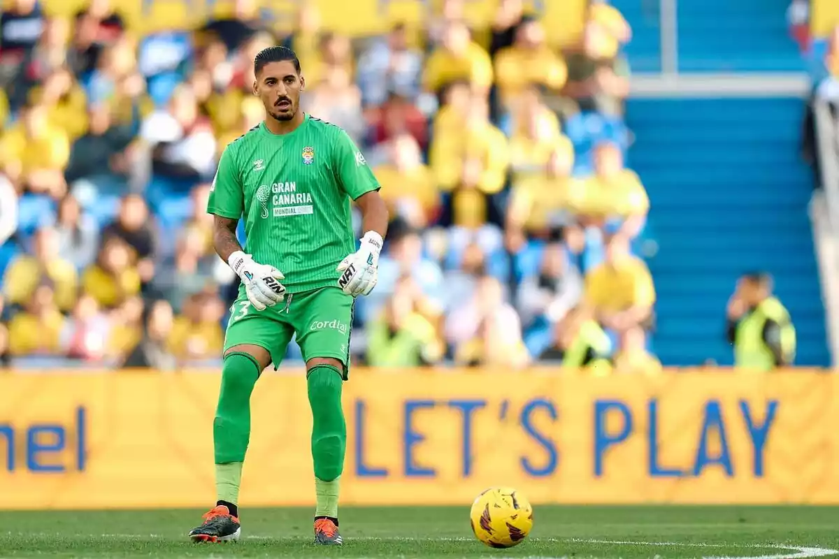 Álvaro Valles during a match with UD Las Palmas giving a pass