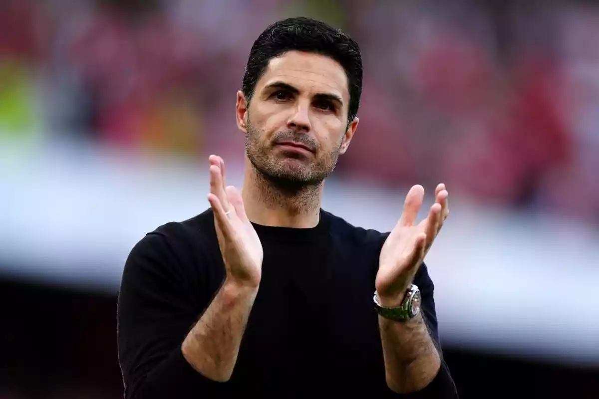 Mikel Arteta applauds with a black t-shirt