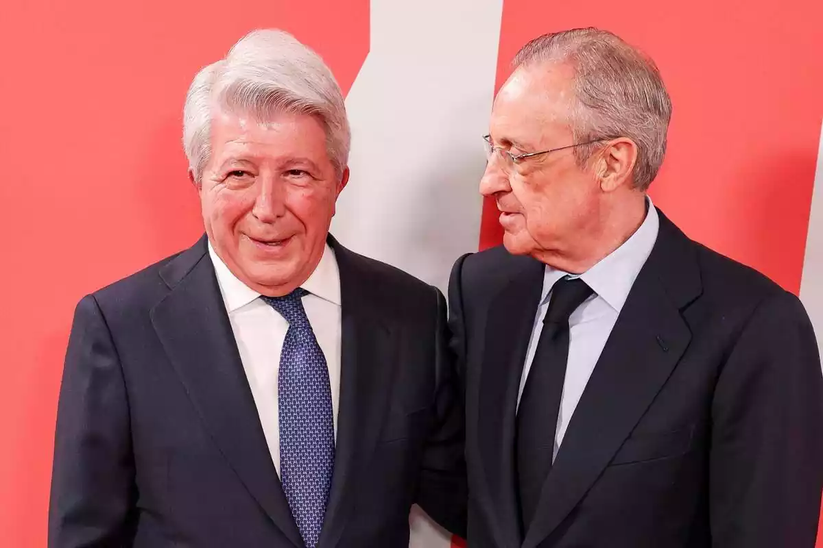 Enrique Cerezo and Florentino Pérez pose before the cameras in suits and sharing glances of complicity