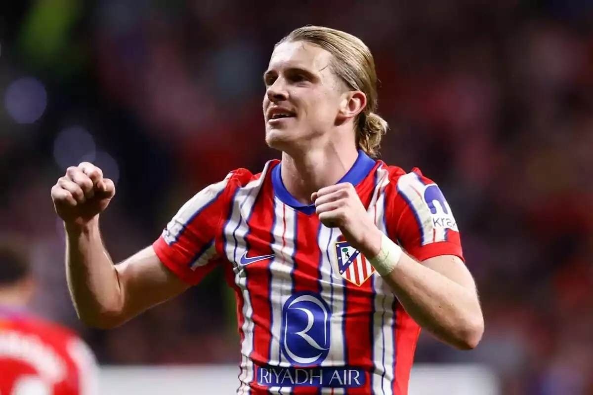 Football player celebrating in Atlético de Madrid uniform.