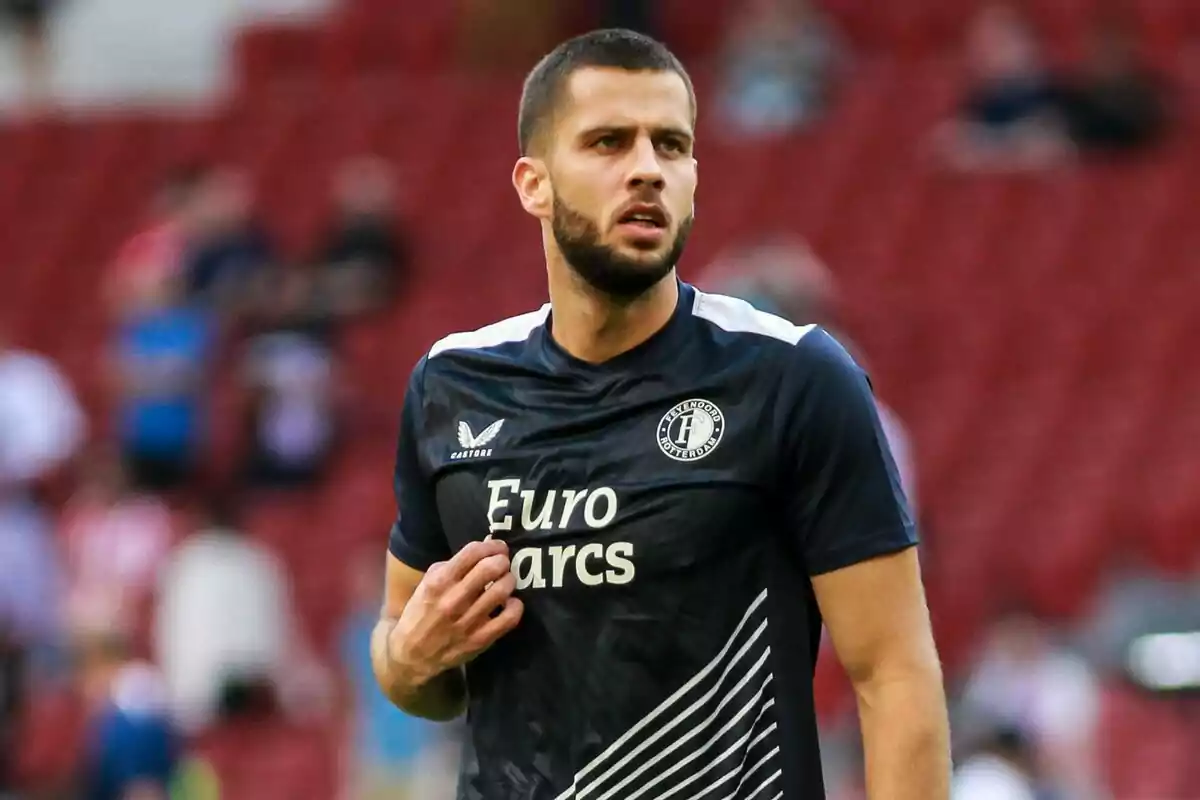 A football player with a beard and short hair wears a black Feyenoord Rotterdam jersey with the Euro Parcs logo on the chest.