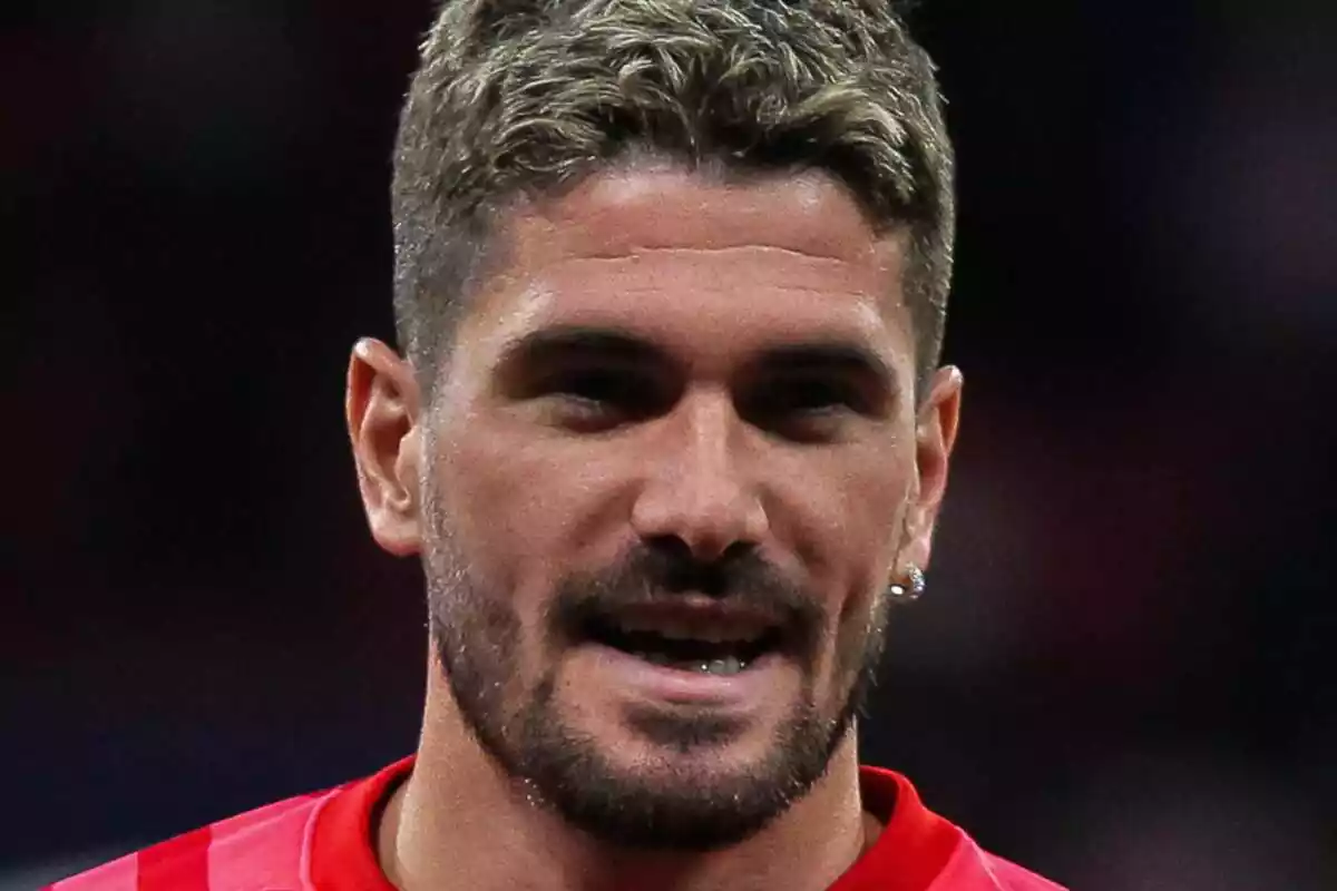 Image of Rodrigo de Paul during the warm-up of a match with Atlético de Madrid