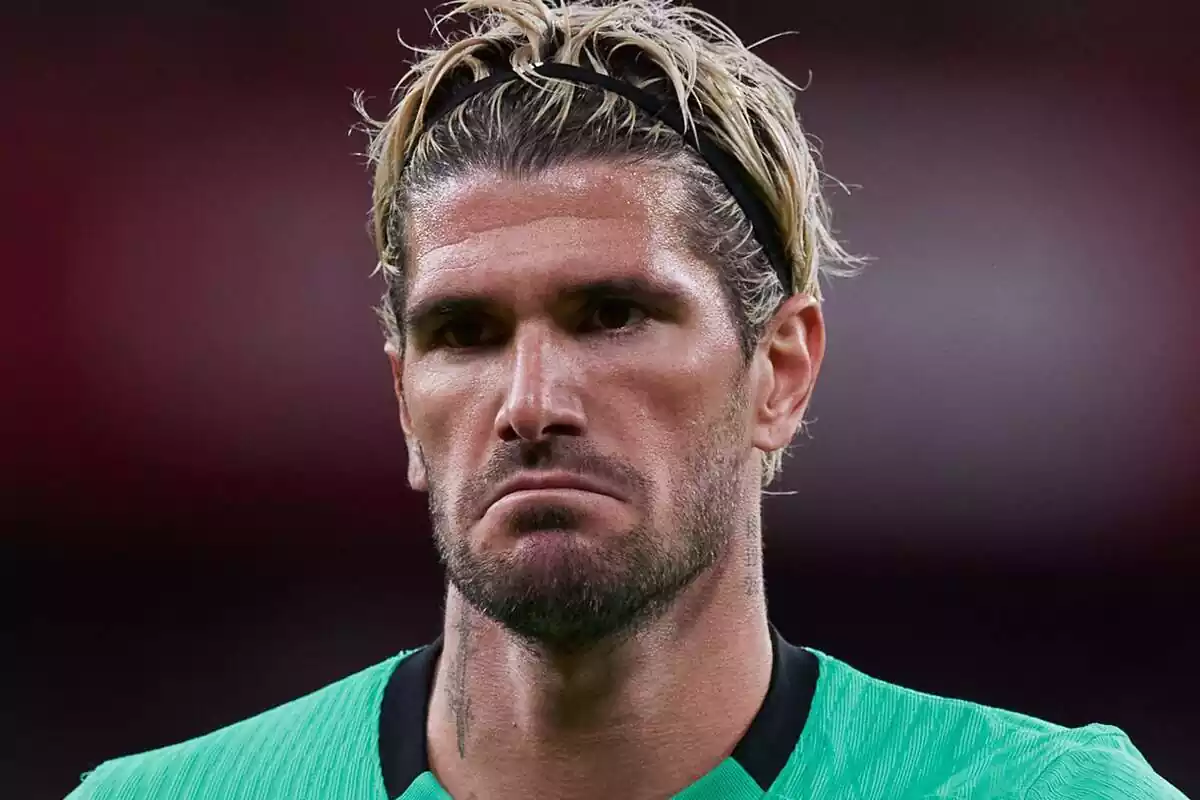 Rodrigo de Paul making a gesture of disagreement with his face