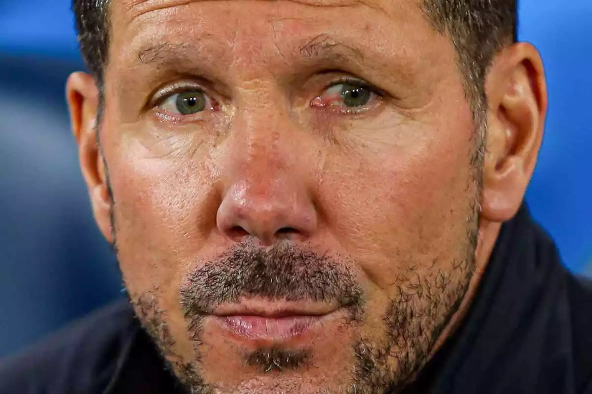 Image of Diego Pablo Simeone on the bench of Club Atlético de Madrid