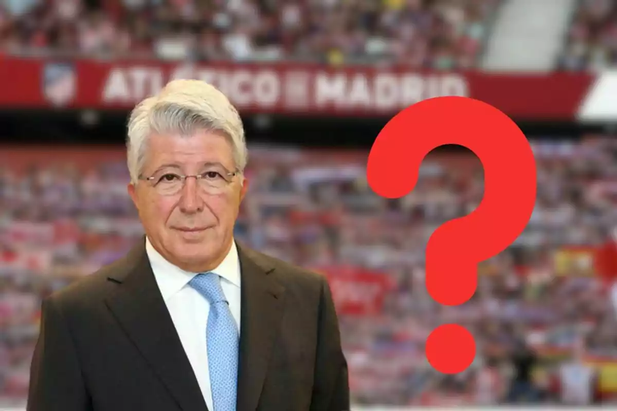 A grey-haired man with glasses, dressed in a suit and tie, appears in front of a blurred background with the colours and name of Atlético de Madrid, accompanied by a large red question mark.