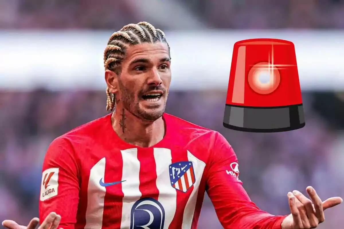 A soccer player with blonde braids and a red and white Atlético Madrid shirt gestures with his hands while a red warning siren is superimposed next to him.