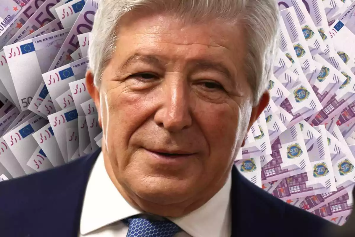 Enrique Cerezo in the foreground looking at the ground with many 500 euro bills in the background