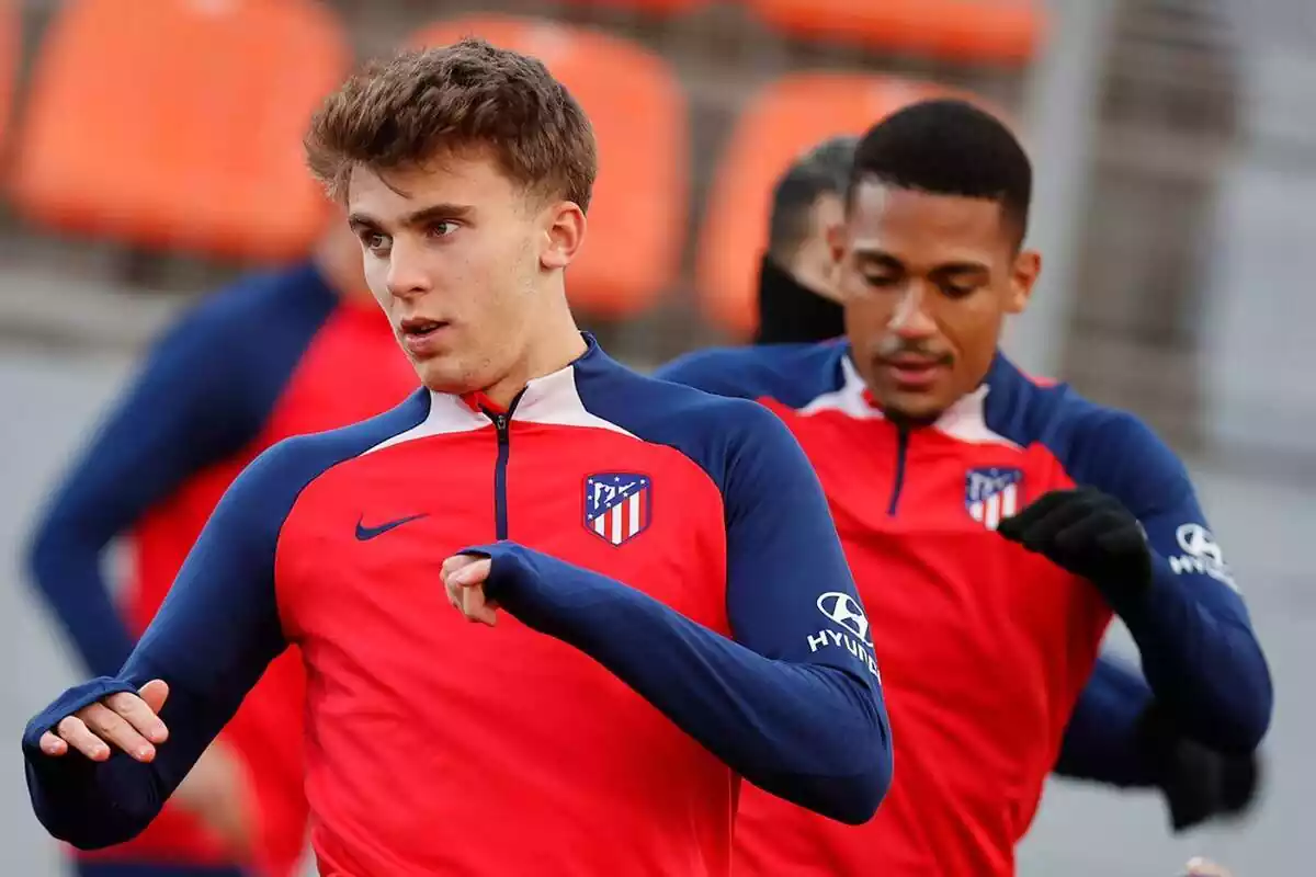 Pablo Barrios and Samuel Lino exercising with the team