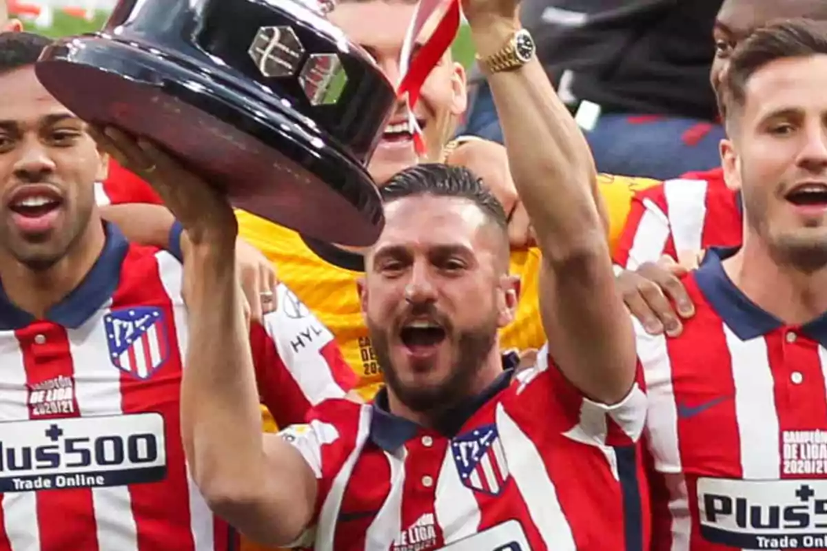 Atlético de Madrid players celebrating with a trophy.