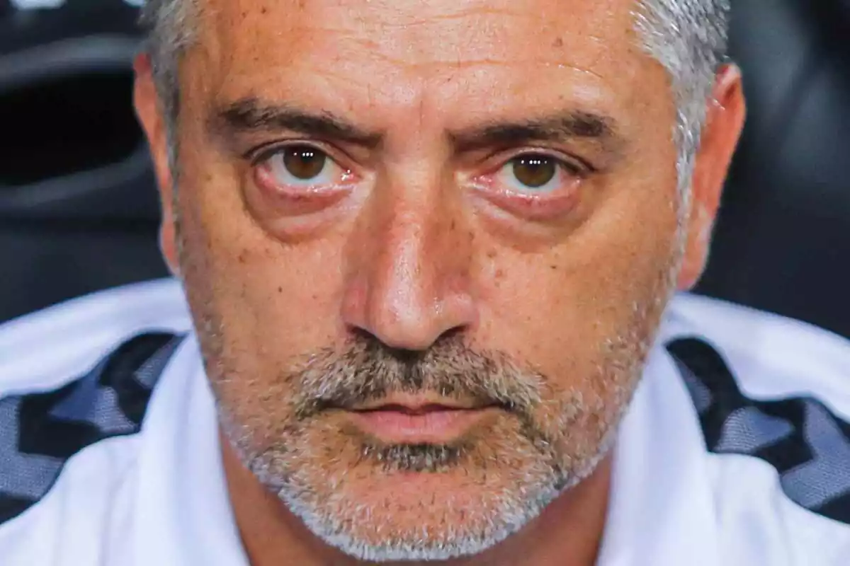 Image of García Pimienta, coach of UD Las Palmas, on the Mestalla bench