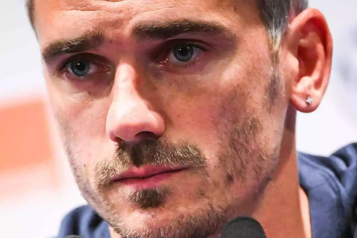 Image of Antoine Griezmann at a press conference from Clairfonaine, with the French team