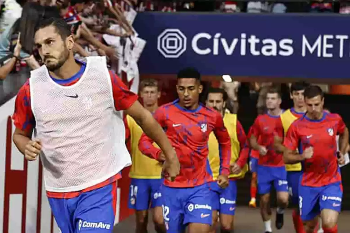 Atlético de Madrid football players taking to the pitch at the Cívitas Metropolitano stadium.