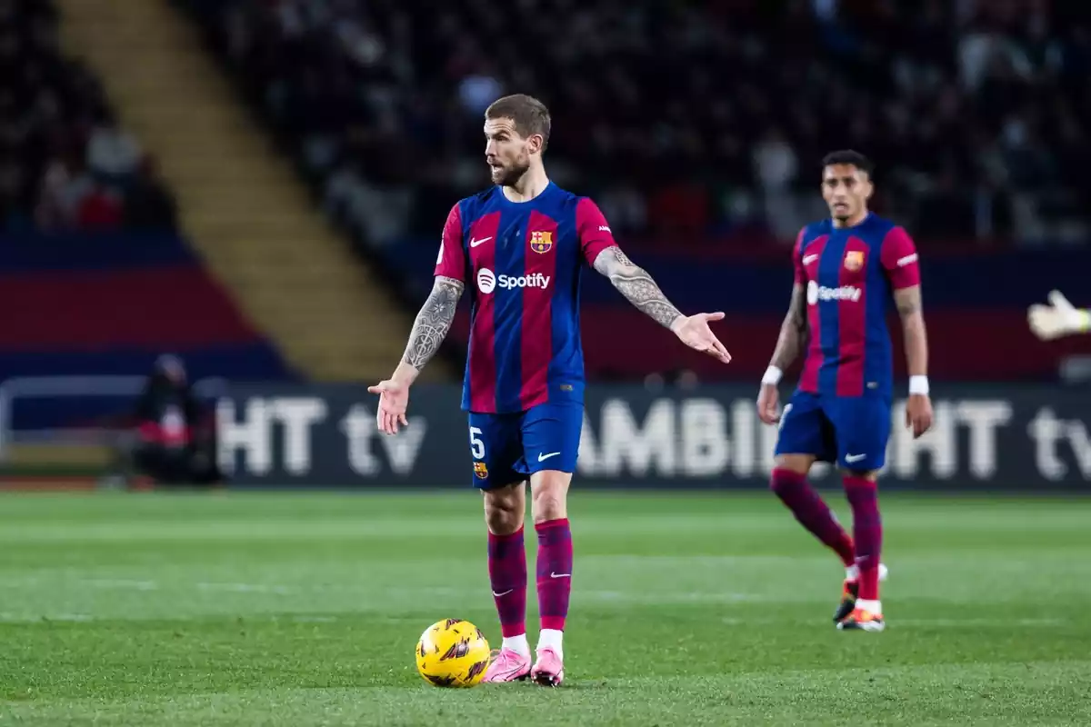 Íñigo Martínez with open arms and the FC Barcelona shirt