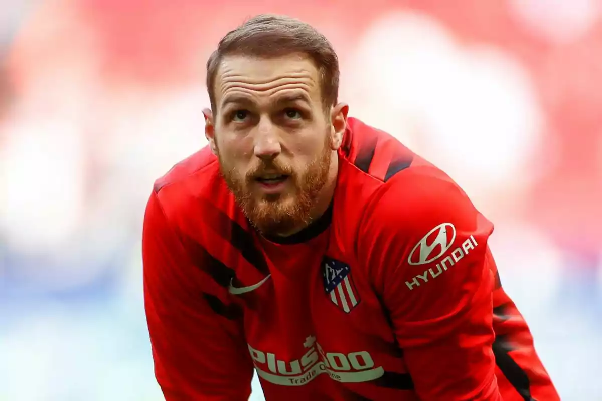 Football player in red uniform of Atlético de Madrid on the field.