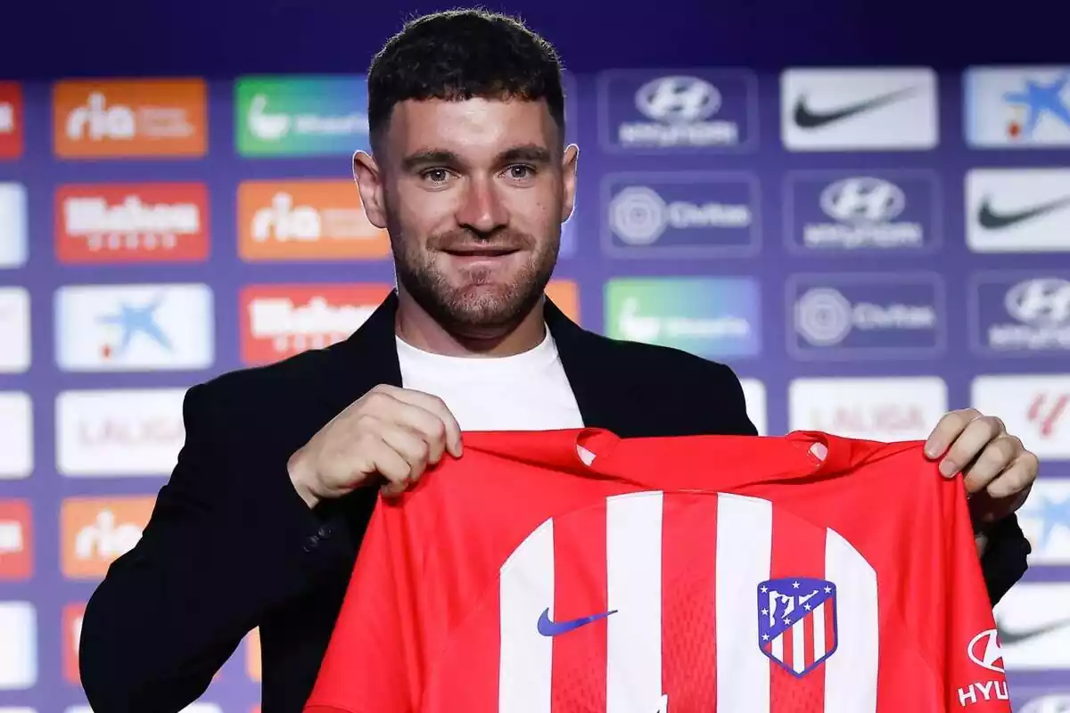 Javi Galán poses with the Atlético de Madrid shirt