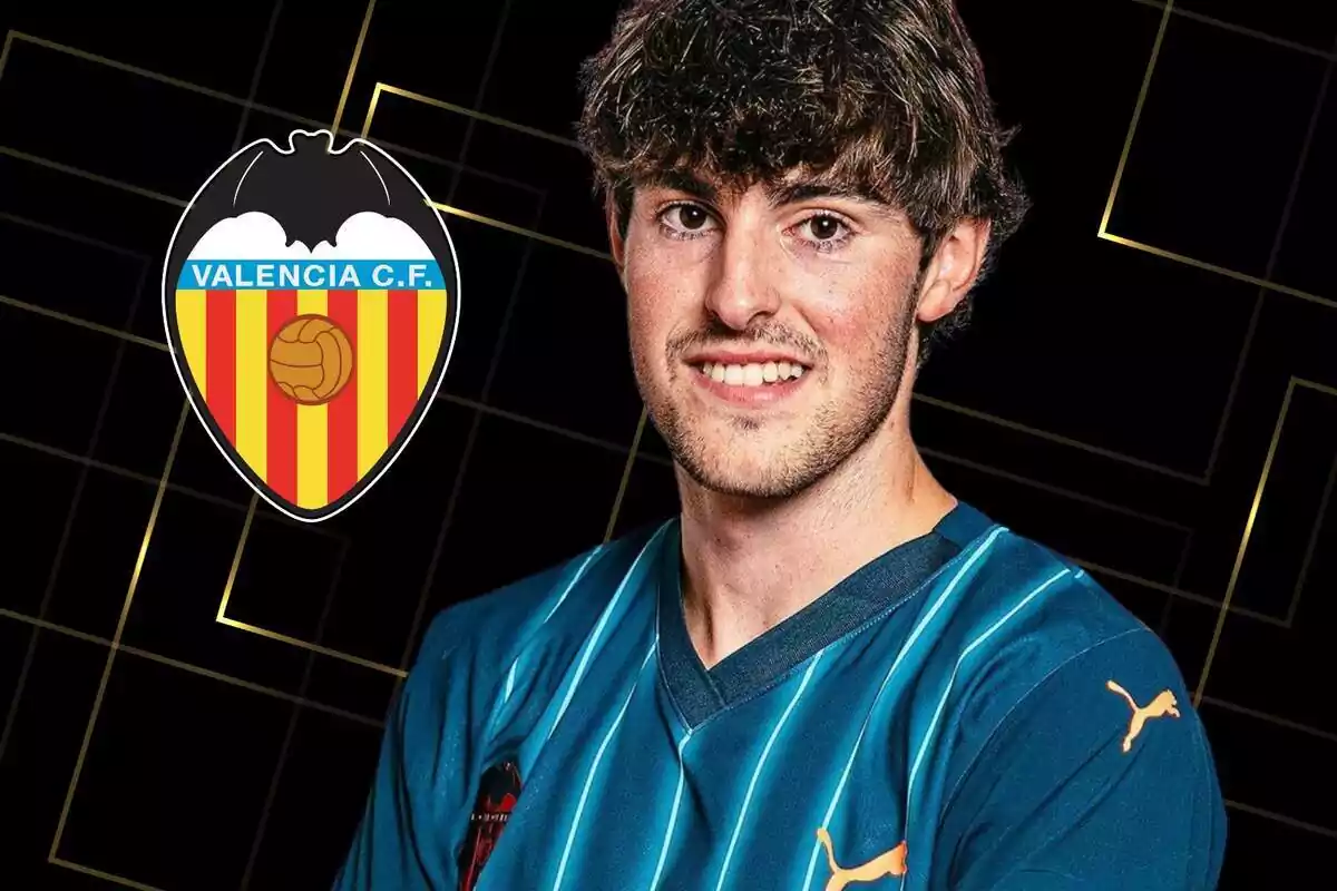 Javi Guerra poses with the Valencia CF shirt next to the shield