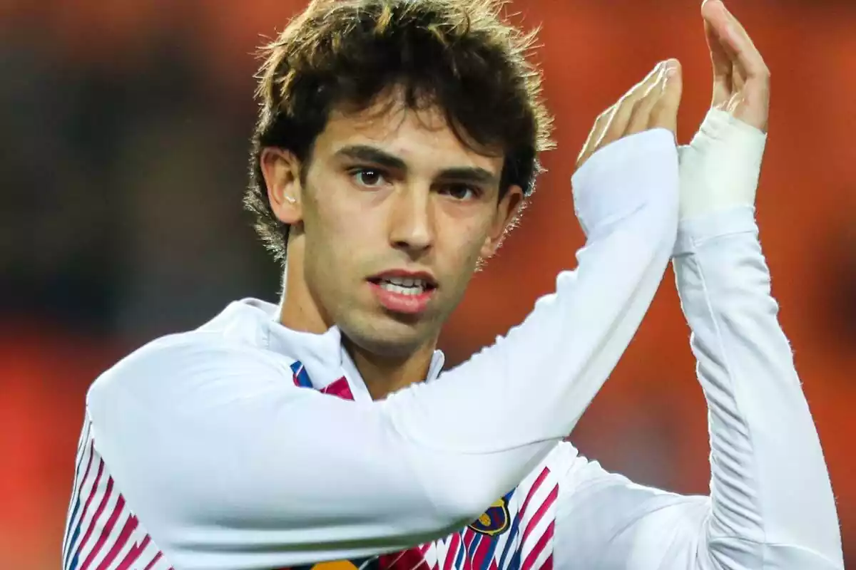 Joao Félix applauding with the FC Barcelona warm-up shirt