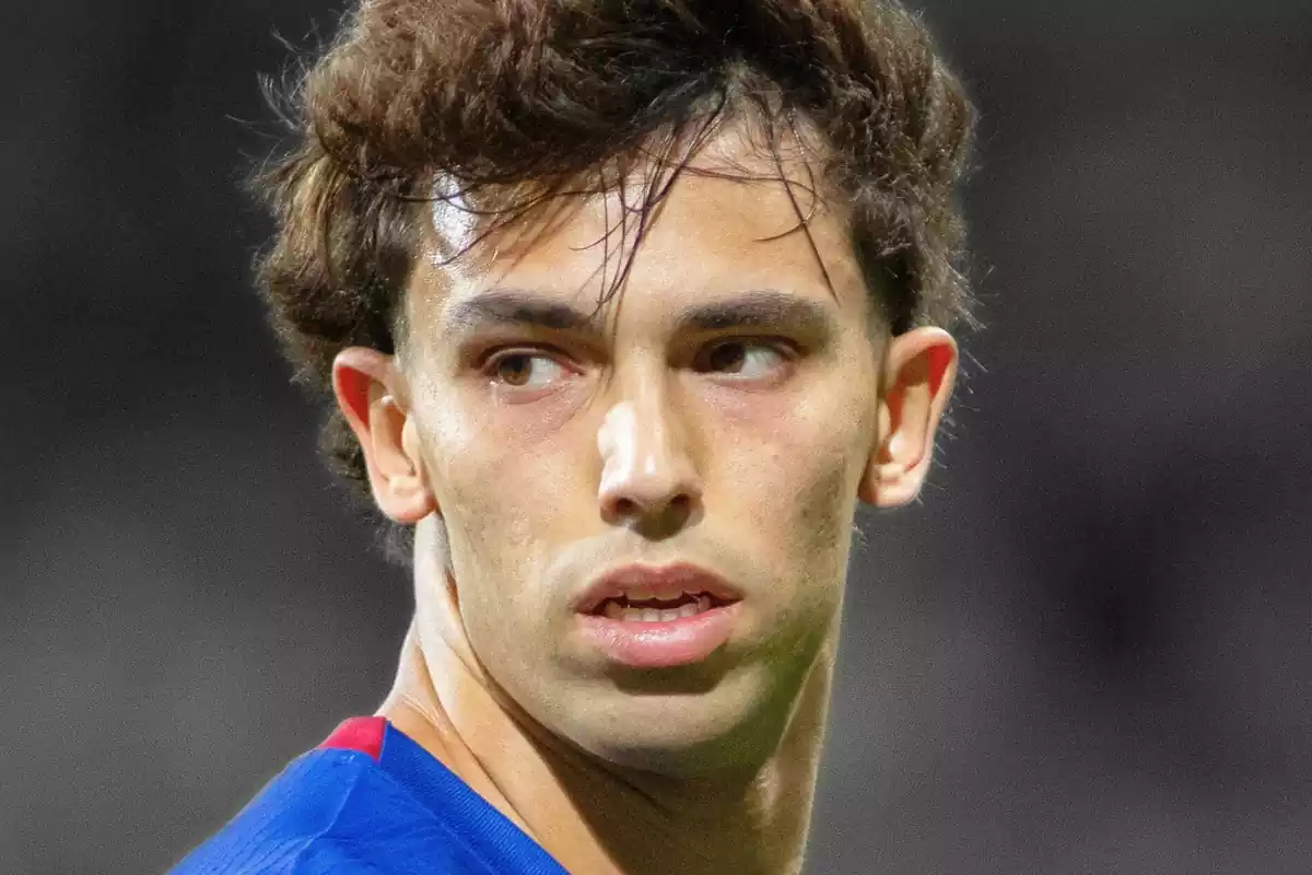 Joao Félix looking in profile to the side in the foreground during a match