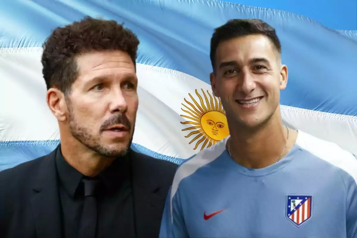 Two men pose in front of an Argentine flag, one of them wearing a black suit and the other an Atlético de Madrid sports shirt.