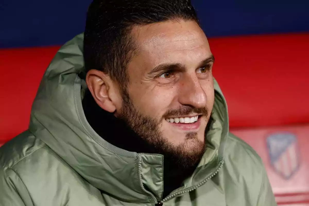 Image of Koke on the Metropolitano bench