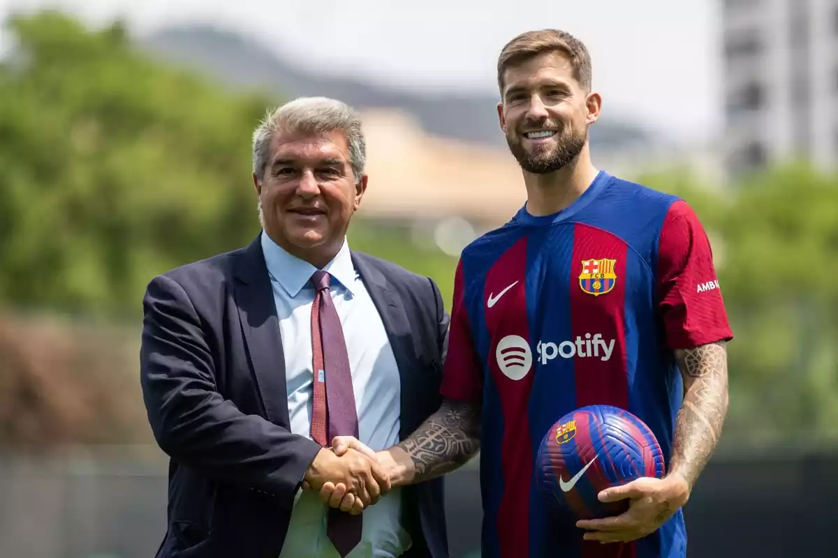 Íñigo Martínez shaking hands with Joan Laporta on the day of his presentation