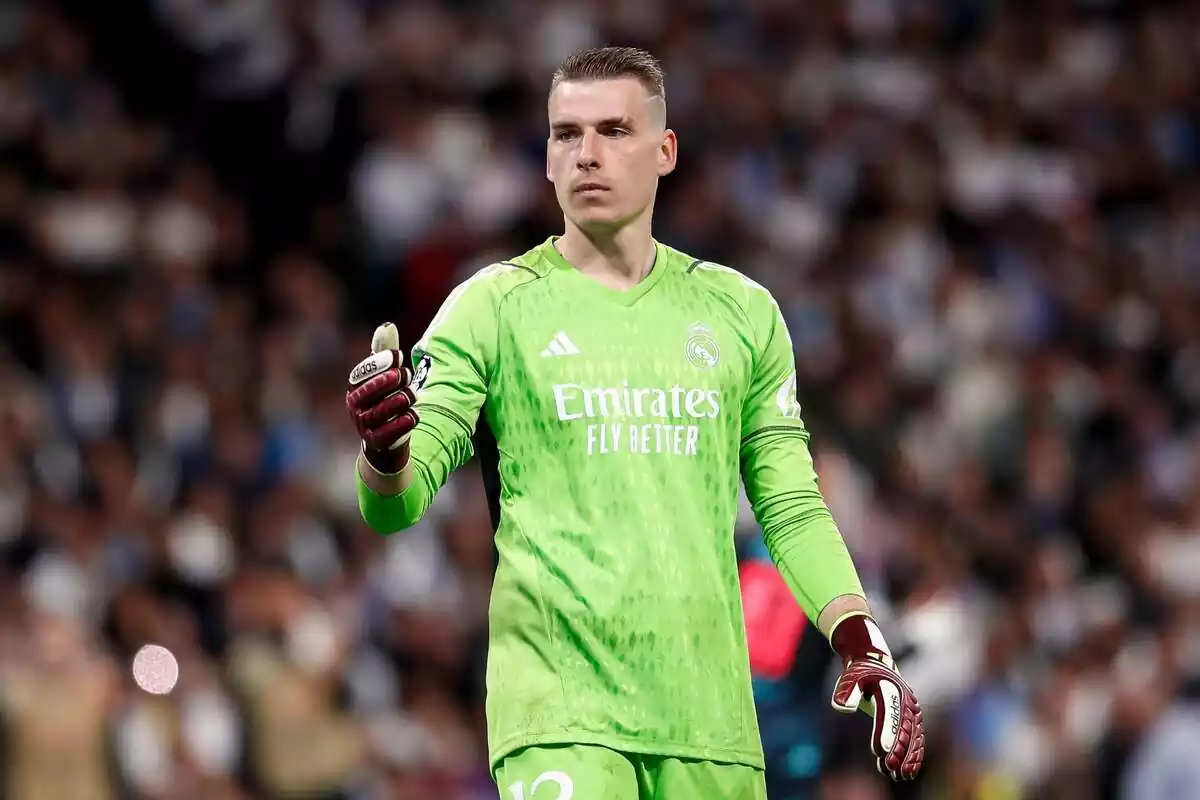 Andriy Lunin with the green Real Madrid goalkeeper shirt asking for a ball