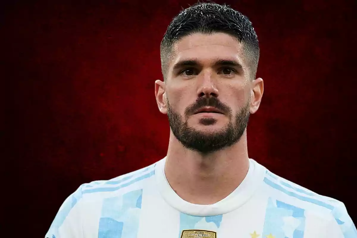 A soccer player wearing the Argentine national team jersey and a red background.