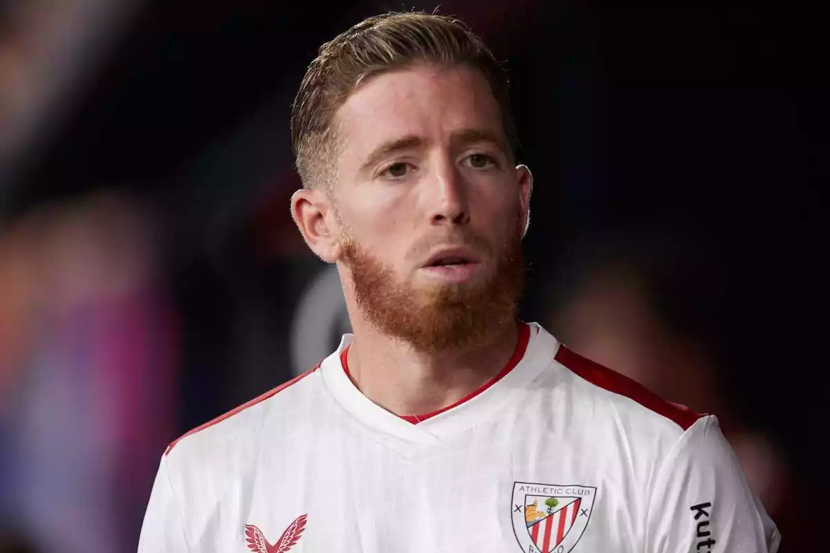 Iker Muniain looking at nothing with the Athletic Club shirt