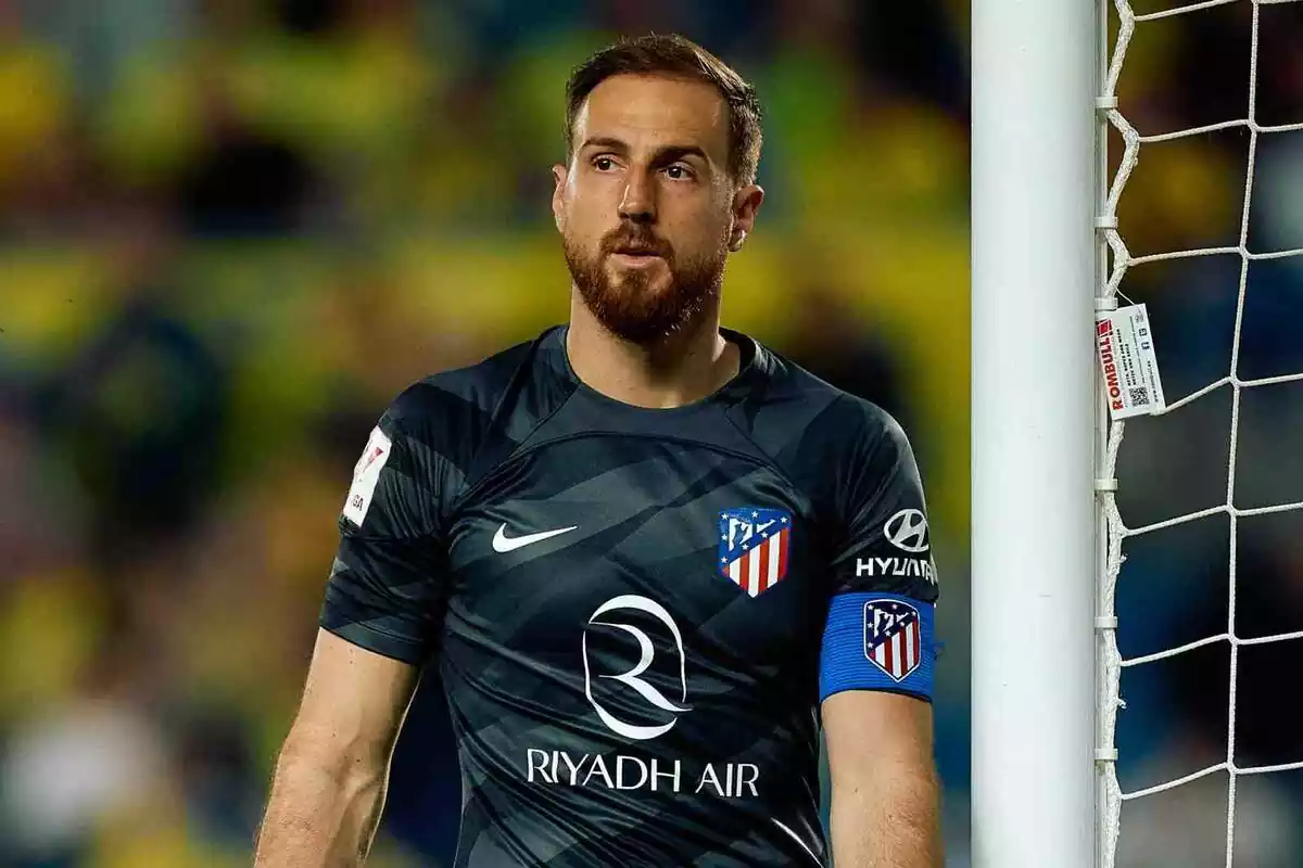 Image of Jan Oblak at the Las Palmas stadium with the Atlético de Madrid shirt