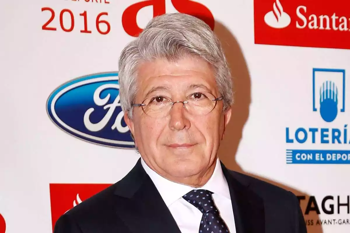 Close-up of Enrique Cerezo in a photocall