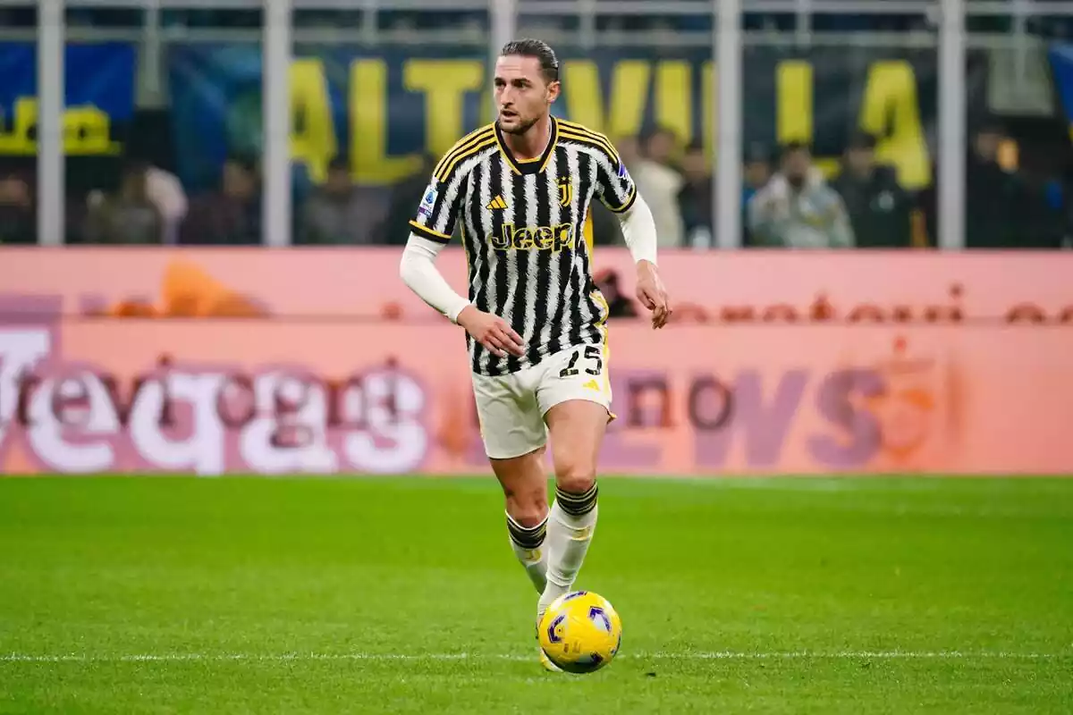 Adrien Rabiot driving the ball with the Juventus Turin shirt