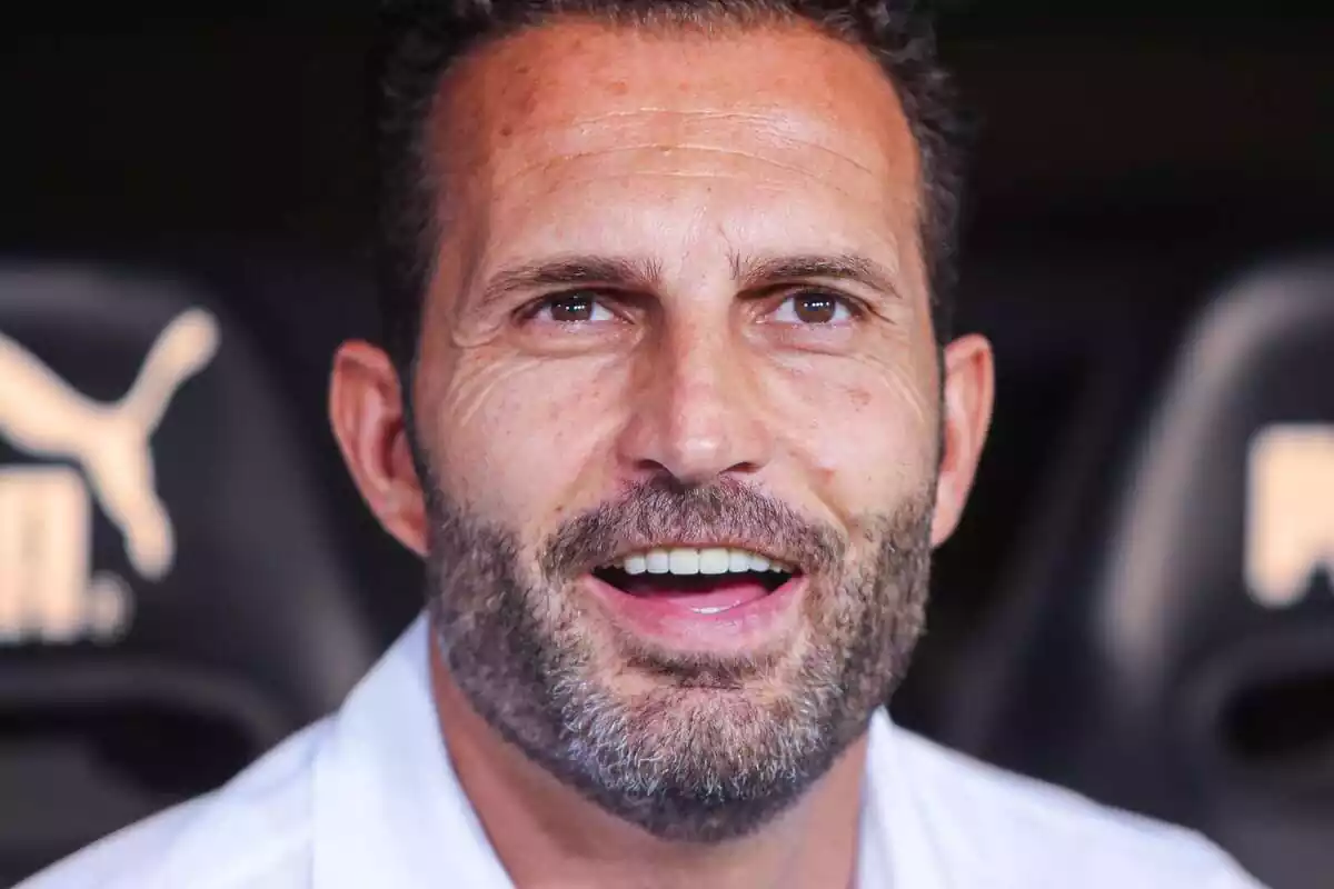 Rubén Baraja, with a big smile on the Valencia CF bench