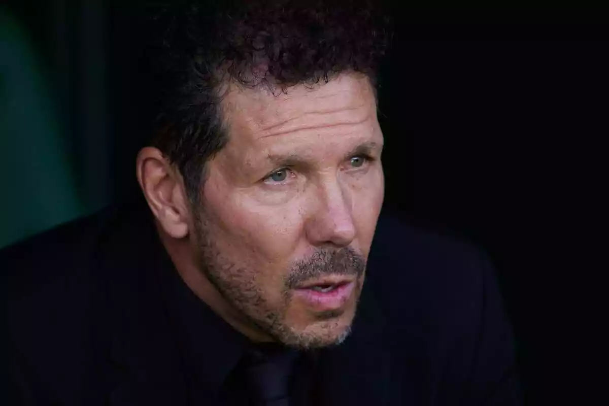 Image of Simeone on the Metropolitano bench