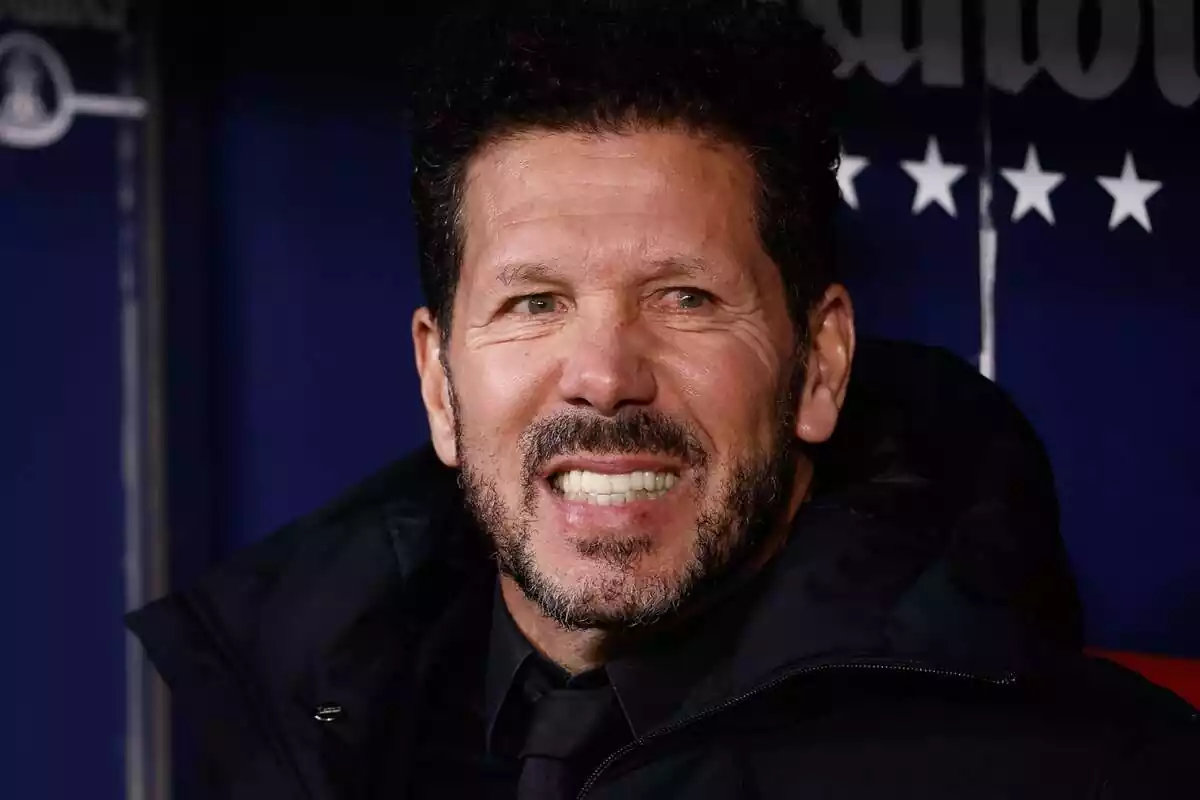 Image of Simeone on the Metropolitano bench