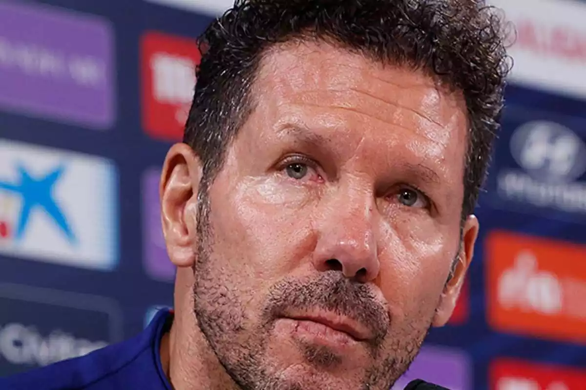 Image of Simeone at a press conference