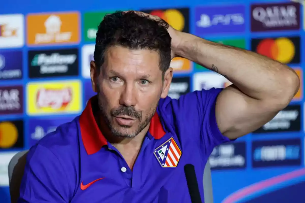 Simeone at a press conference