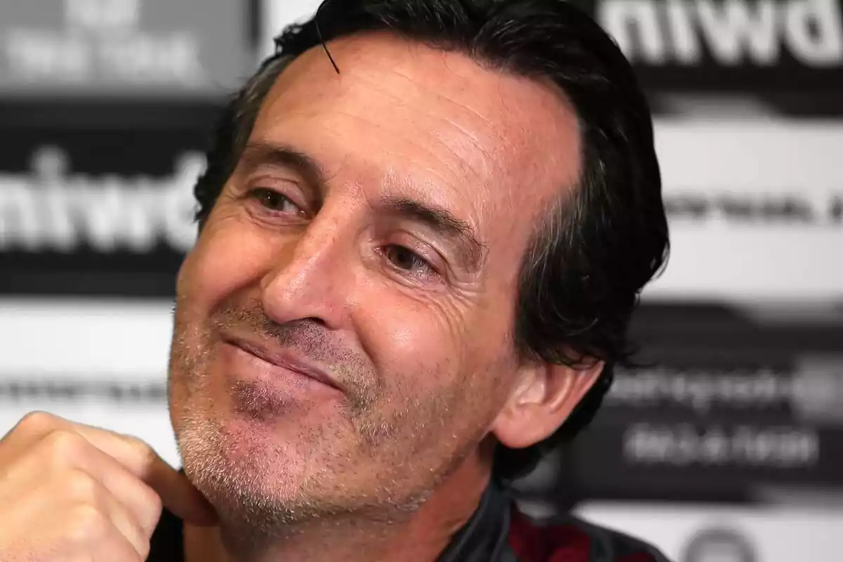 Unai Emery pensive on a black and white background