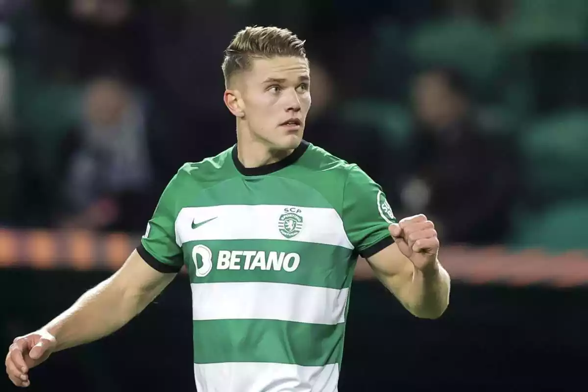 Viktor Gyokeres with the Sporting de Portugal shirt